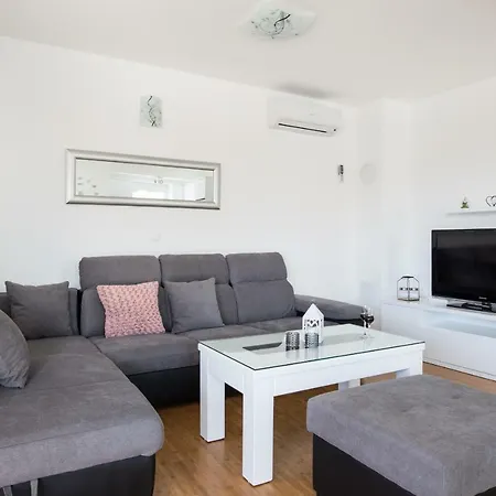 Midsummer Night's Dream Apartment