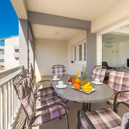 Midsummer Night's Dream Apartment