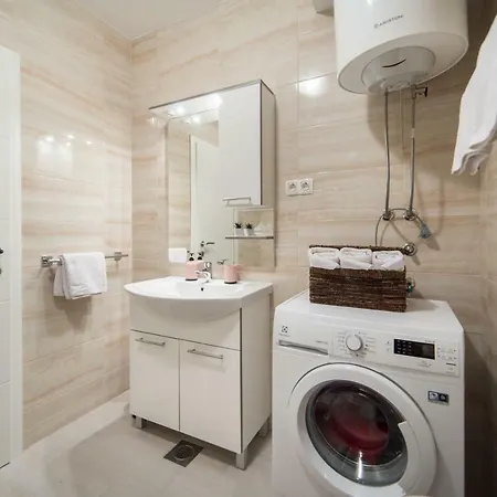 Midsummer Night's Dream Apartment *