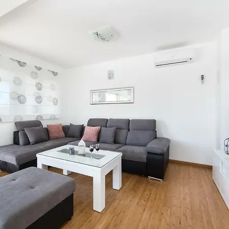 Midsummer Night's Dream Apartment