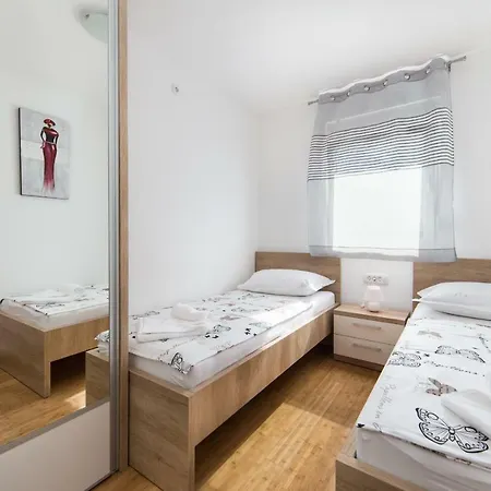 Midsummer Night's Dream Apartment *