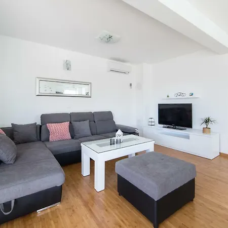 Midsummer Night's Dream Apartment *