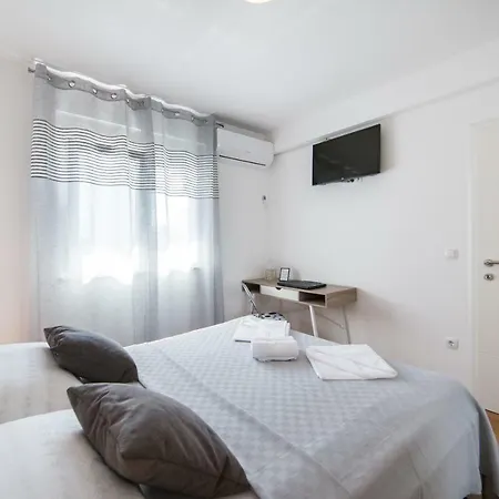 Apartment Midsummer Night's Dream *